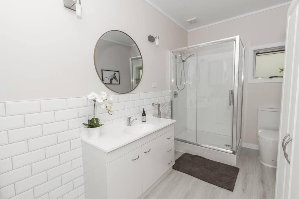 Hotel Rustling Oaks Nz Boho Pool House Cambridge Exteriér fotografie