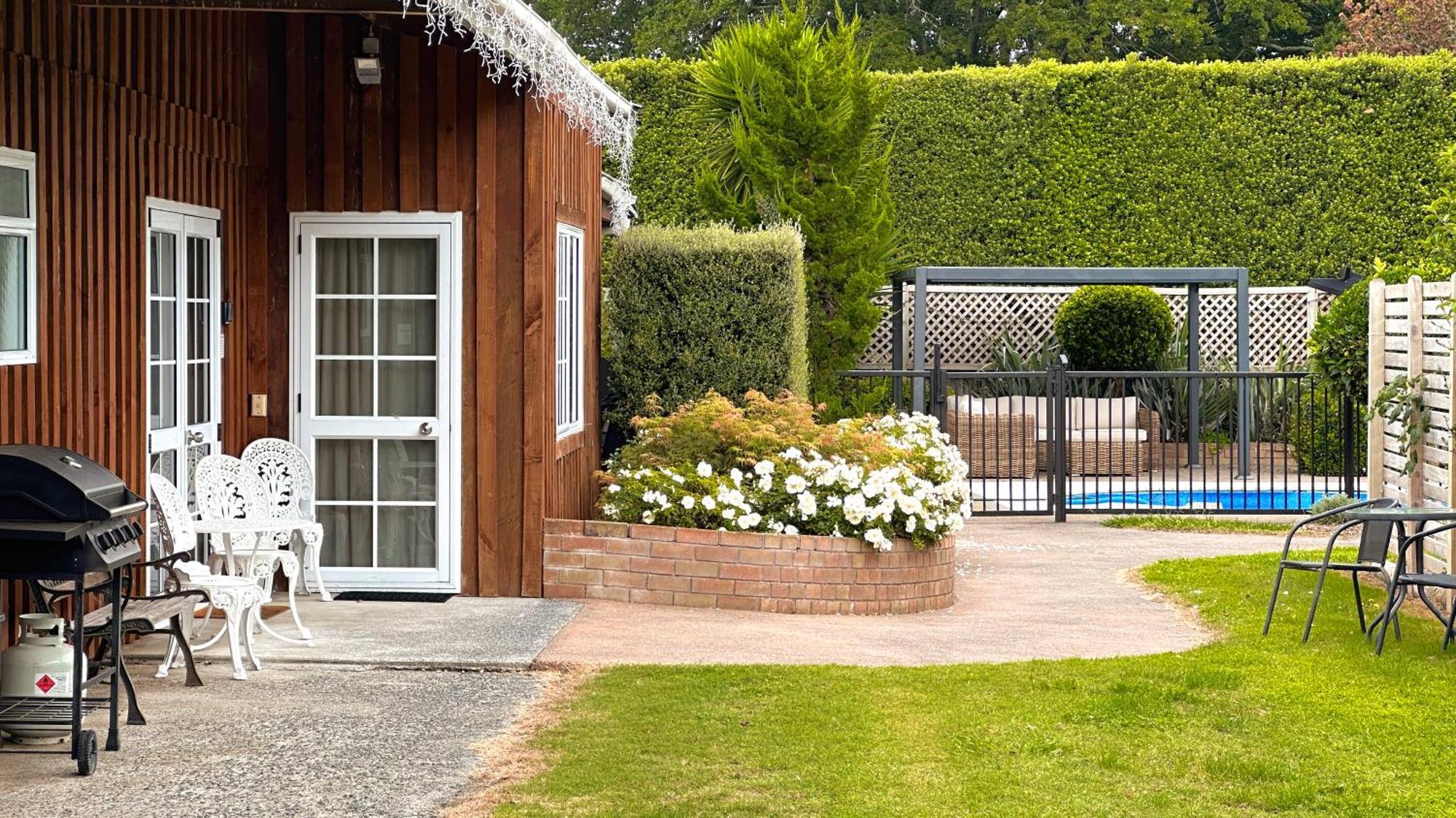 Hotel Rustling Oaks Nz Boho Pool House Cambridge Exteriér fotografie