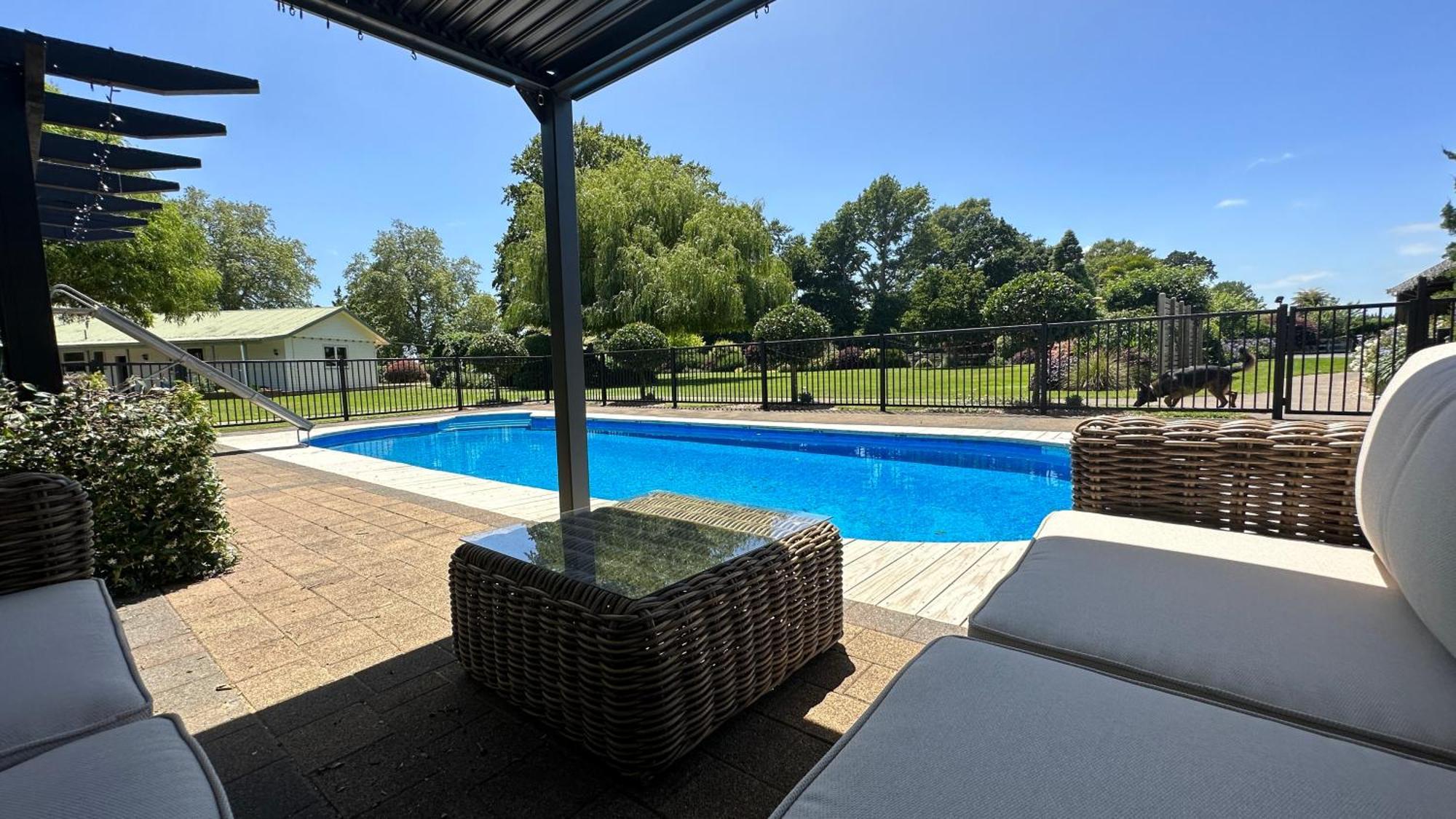 Hotel Rustling Oaks Nz Boho Pool House Cambridge Exteriér fotografie